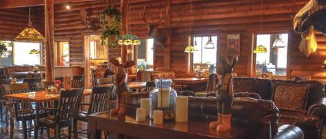 Un interior rústico de madera con una zona de comedor, un bar y una sala de estar.