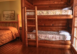 Standard Suite, Multiple Beds, Non Smoking, Bathtub
