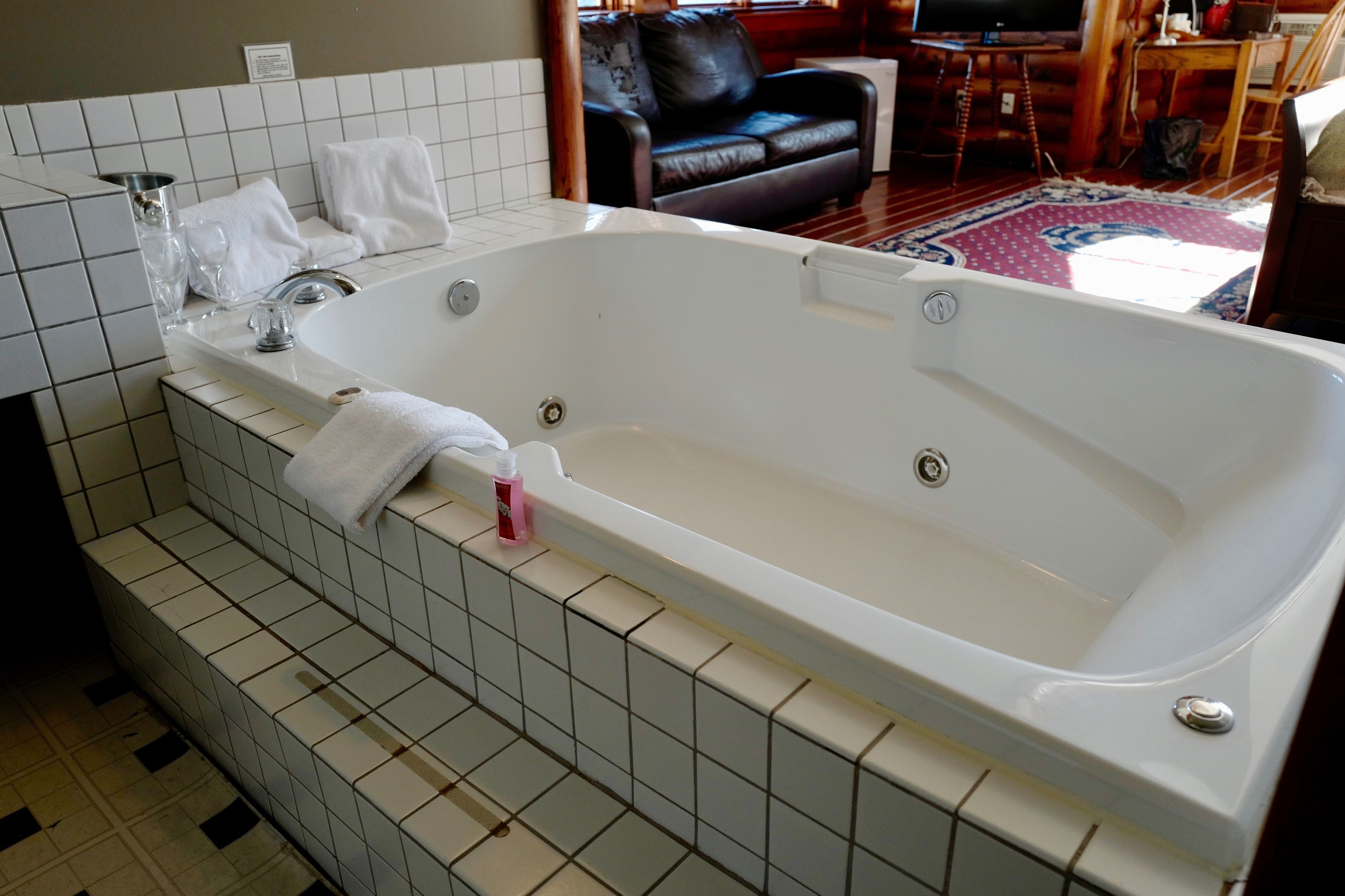 standard single room, 1 king bed, non smoking, fireplace | jetted bathtub