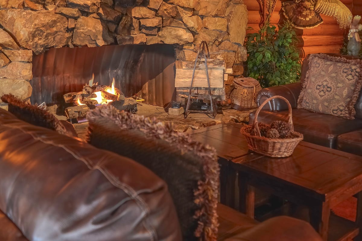 breakfast, lunch, dinner served; american cuisine