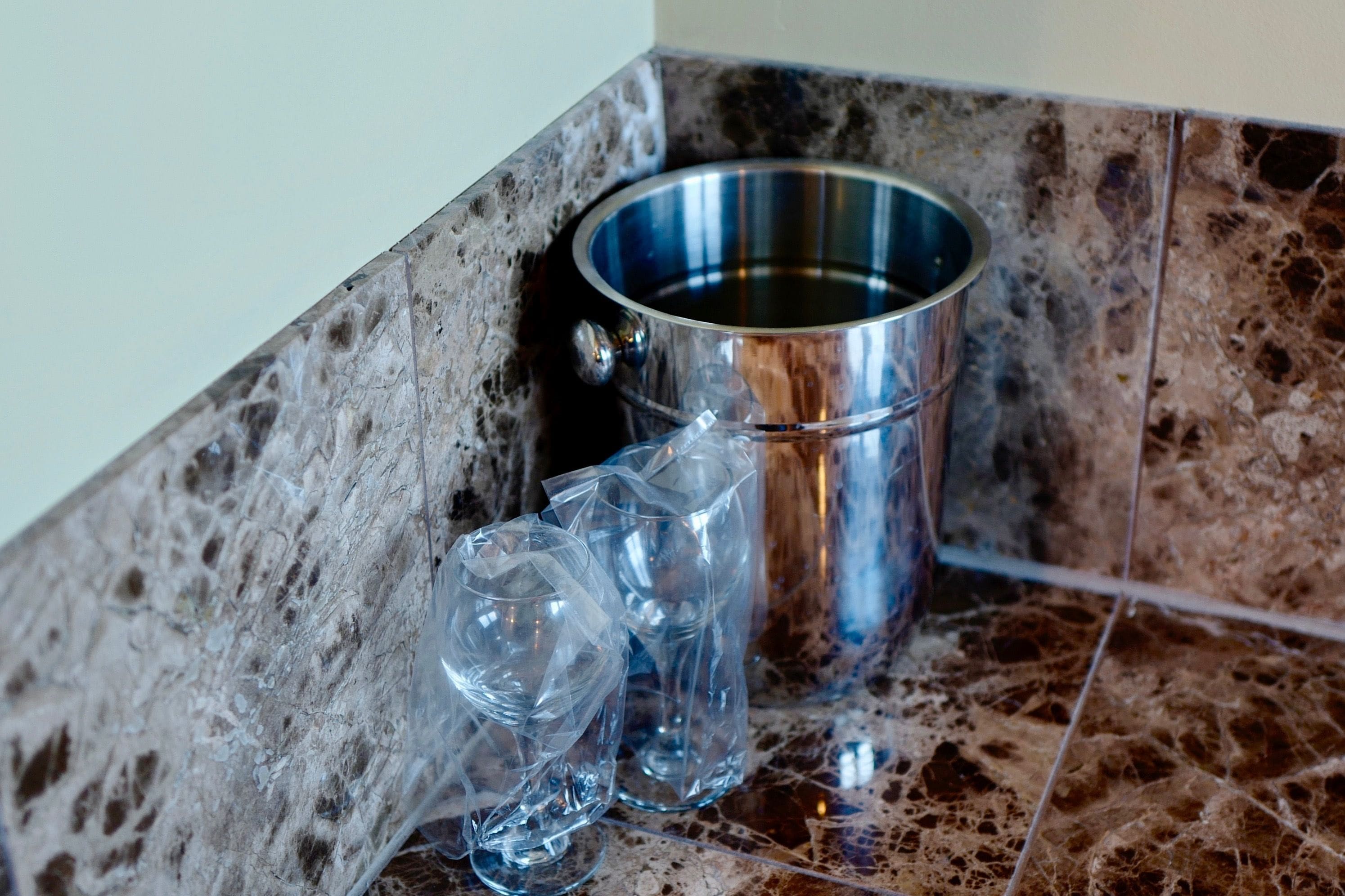 suite, non smoking, jetted tub | iron/ironing board, free rollaway beds, free wifi, bed sheets