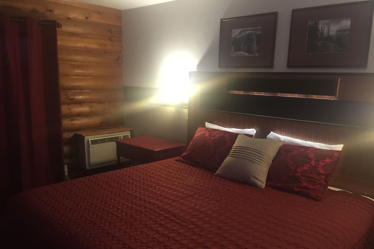 Standard Suite, 1 King Bed, Non Smoking, Jetted Tub | Iron/ironing board, rollaway beds (free), WiFi (free), bed sheets