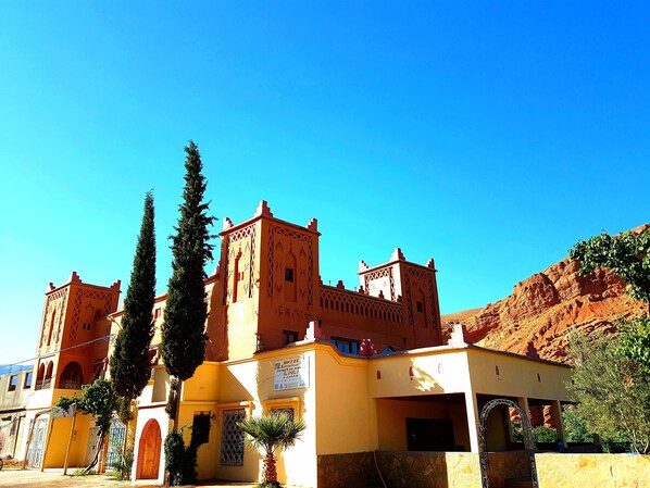 Vista frontal de la propiedad