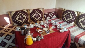 Phục vụ bữa sáng, bữa trưa và bữa tối 