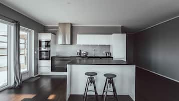 Full-sized fridge, microwave, oven, stovetop
