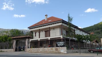 Un edificio de dos plantas con un cartel que dice 'Hotel Rural Robles'.