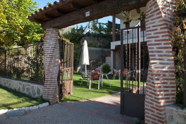Property entrance - Hotel Rural Robles (Jarandilla de la Vera)