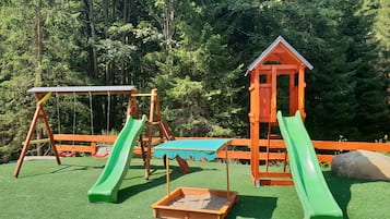 Area giochi per bambini (all'aperto)