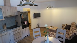Apartamento Deluxe | Zona de estar | Una televisión de pantalla plana, juguetes