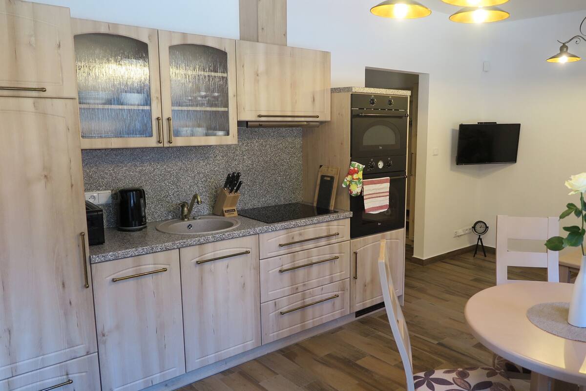 Apartamento Deluxe | Cocina básica privada | Cafetera o tetera, frigorífico, microondas y horno