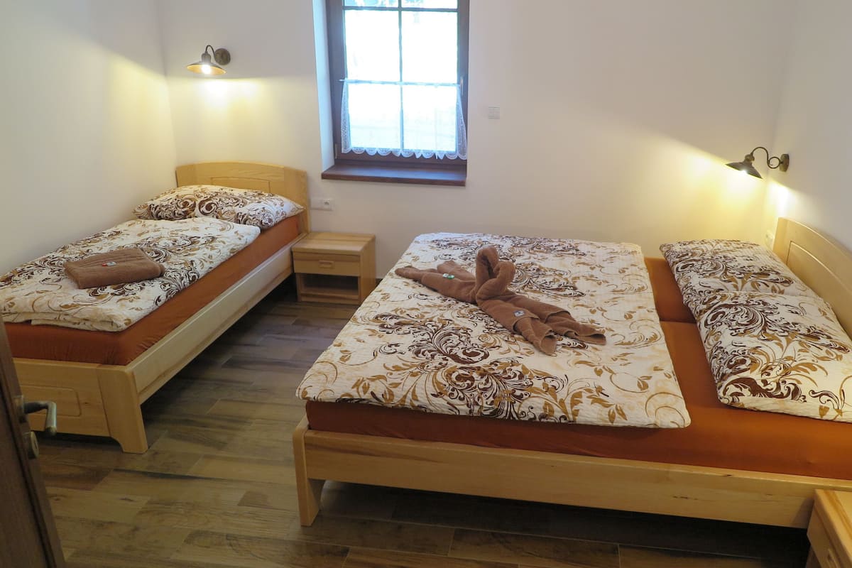 Ropa de cama de alta calidad, colchones viscoelásticos, escritorio