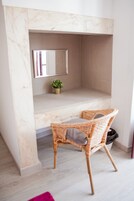 Caja de seguridad en la habitación y tabla de planchar con plancha 