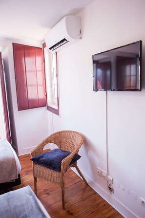 In-room safe, iron/ironing board, free WiFi, bed sheets - Lx Center Chiado (Lisbon)