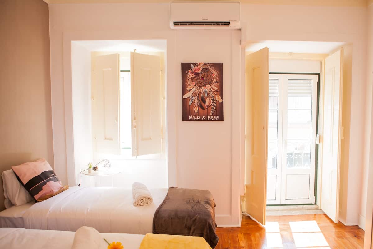 Standaard driepersoonskamer, gedeelde badkamer | Een kluis op de kamer, een strijkplank/strijkijzer, gratis wifi