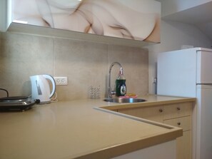 Bloomfield Affordable Studio B13 | 1 bedroom, premium bedding, iron/ironing board, free WiFi - LocalsTLV Bloomfield Cozy Studio (Tel Aviv)