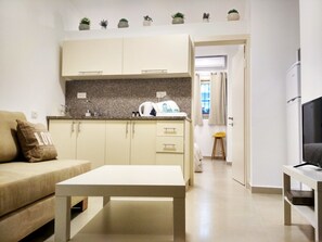 Flat-screen TV - LocalsTLV Bloomfield Cozy Studio (Tel Aviv)