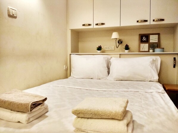 Desk, iron/ironing board, free WiFi, bed sheets - Unique Flea Market Studio Prime Location (Tel Aviv)