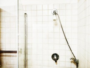 Studio | Kylpyhuoneen suihku