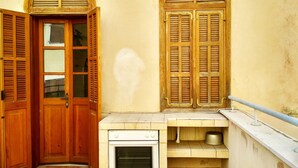 Fridge, microwave, oven, stovetop - Unique Flea Market Studio Prime Location (Tel Aviv)