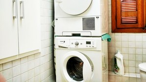 Studio | Laundry - Unique Flea Market Studio Prime Location (Tel Aviv)