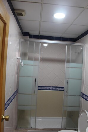 Douche, douche à « effet pluie », articles de toilette gratuits