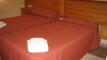 Habitación con 2 camas individuales | Sistema de insonorización, wifi gratis, ropa de cama