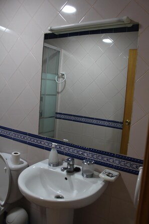 Shower, rainfall showerhead, free toiletries, towels - Hostal La Posá (Villar del Arzobispo)