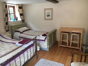 Triple Room, Multiple Beds, Non Smoking | Free WiFi, bed sheets - The Lampet Arms (Banbury)