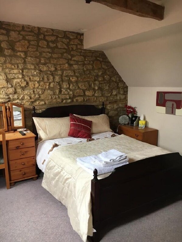 Free WiFi, bed sheets - The Lampet Arms (Banbury)