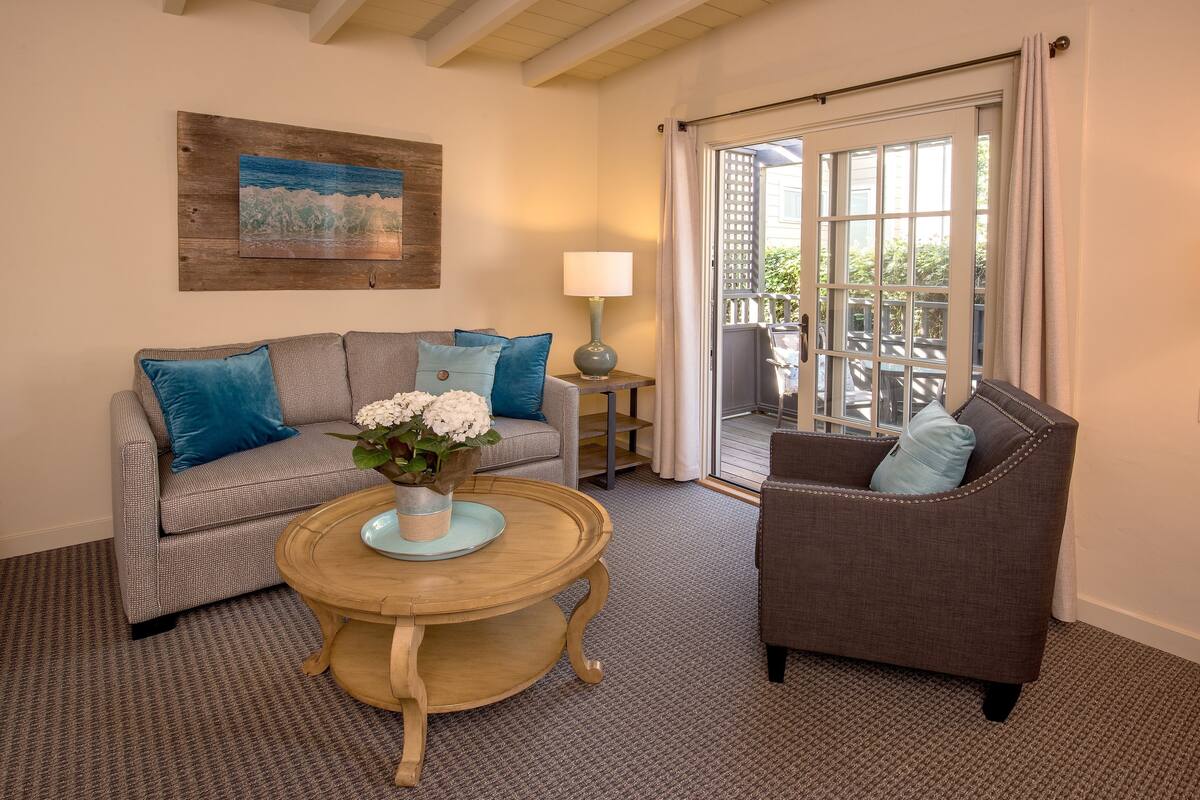 Deluxe Suite, 1 King Bed | Living room | Flat-screen TV, fireplace, Netflix, Hulu