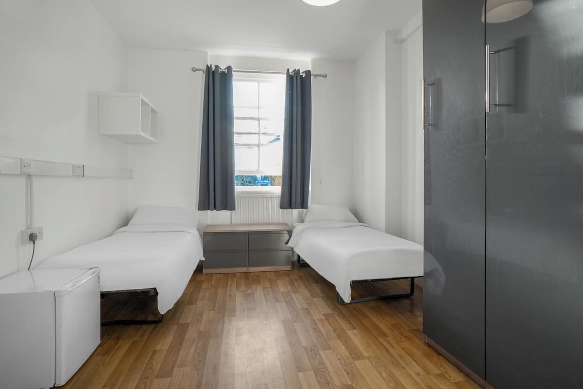 Een bureau, gratis wifi, beddengoed