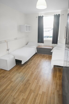 Bàn, truy cập Internet không dây miễn phí, bộ trải giường 