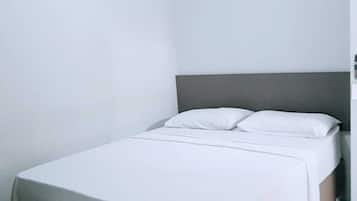 Quarto casal básico | Wi-Fi de cortesia, roupa de cama