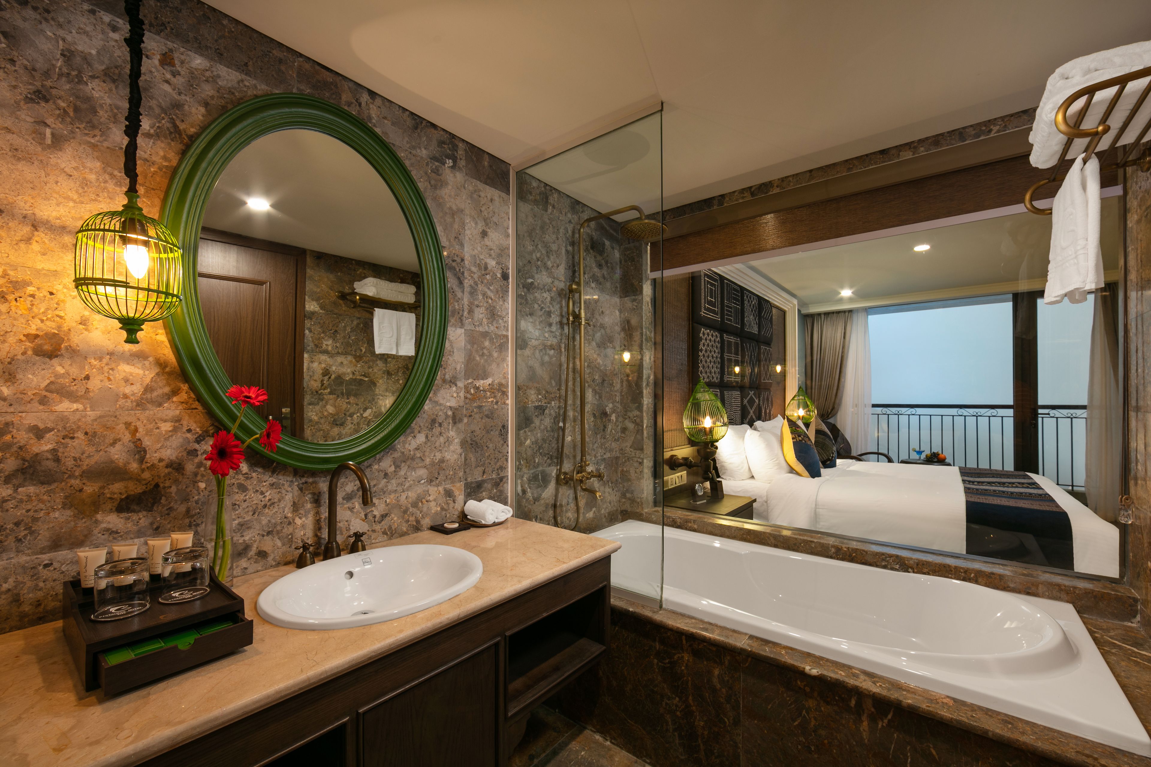 Phòng Suite Executive, ban công, quang cảnh thung lũng | Phòng tắm | Vòi sen/bồn tắm kết hợp, bồn tắm ngâm, đồ dùng nhà tắm miễn phí 