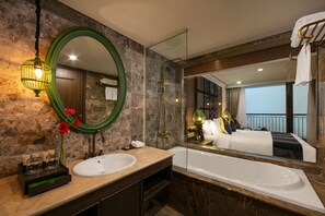 Suite ejecutiva, balcón, vistas al valle | Baño | Ducha y bañera combinadas y bañera profunda