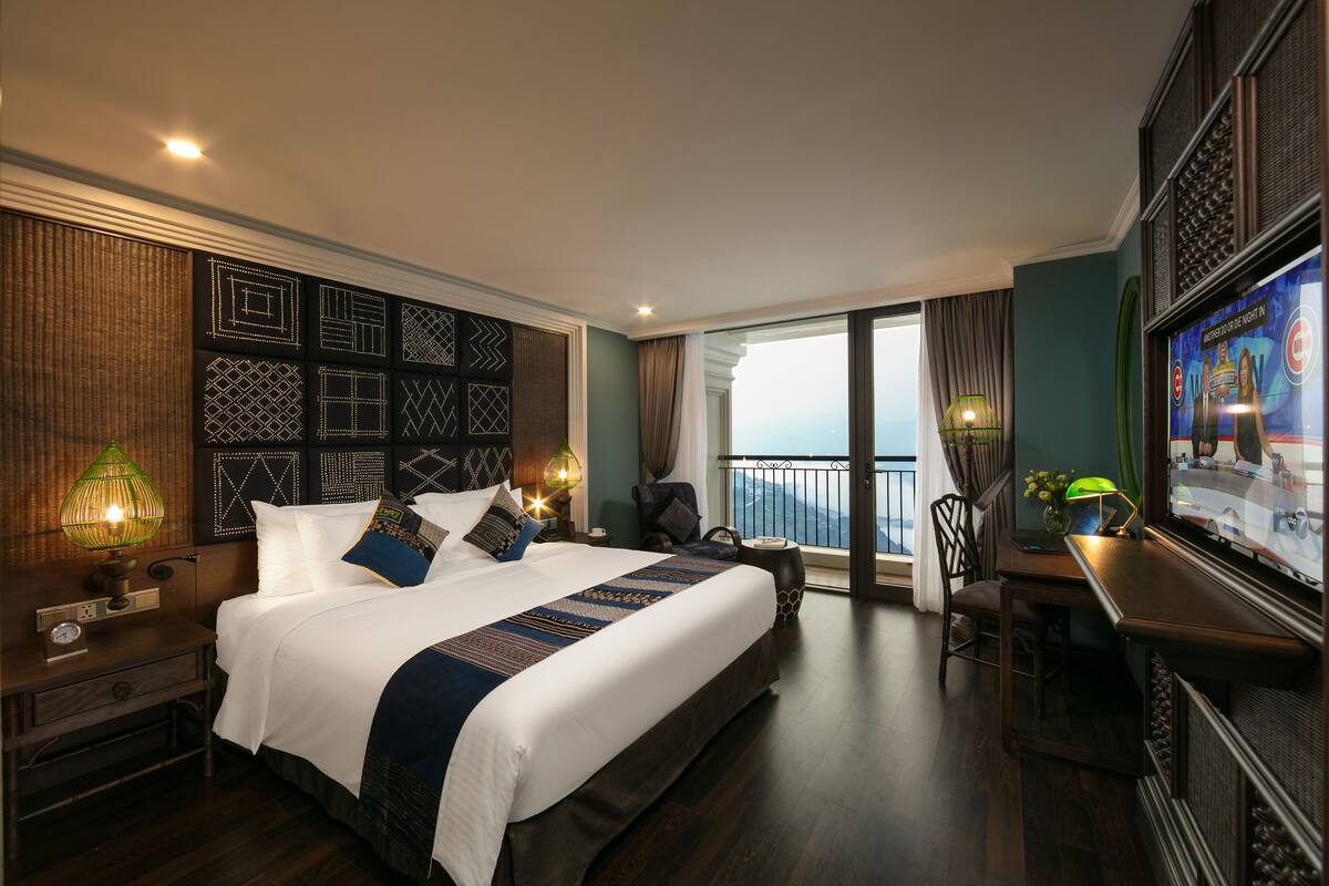 Executive Suite, Balcony, Valley View