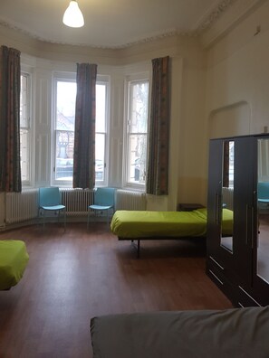 1 Bed in Male Triple Room | Free WiFi, bed sheets - Halpin House - Hostel (London)