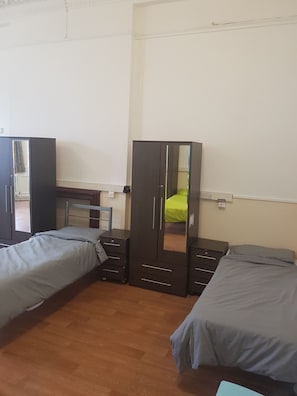 1 Bed in Male Triple Room | Free WiFi, bed sheets - Halpin House - Hostel (London)