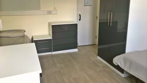 Desk, WiFi (free), bed sheets - Leinster House - Hostel (London)