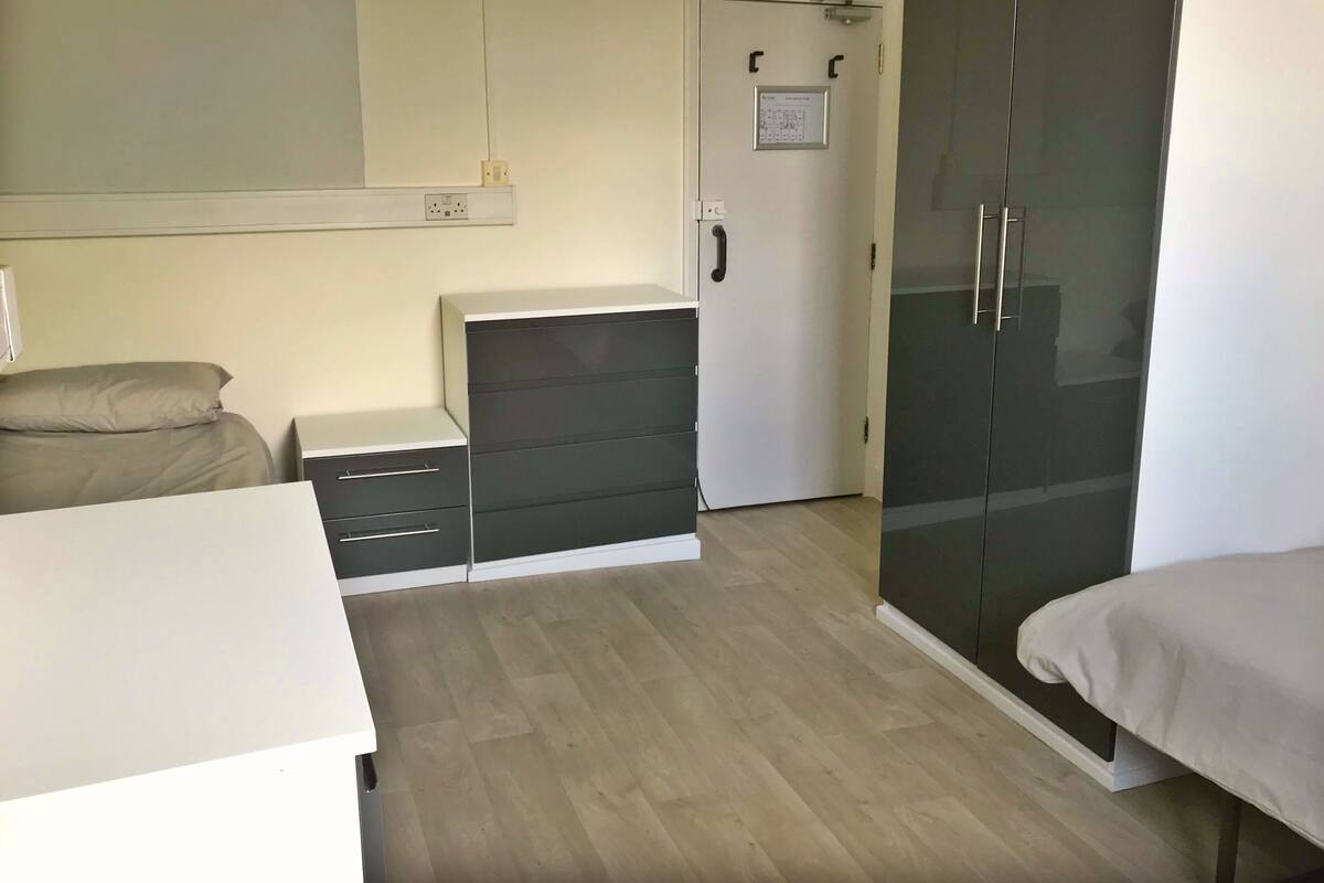Desk, WiFi (free), bed sheets