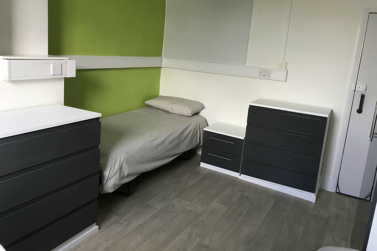 Desk, WiFi (free), bed sheets