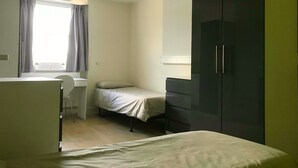 Desk, WiFi (free), bed sheets - Leinster House - Hostel (London)