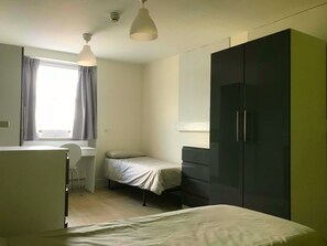 Escritorio, wifi gratis y ropa de cama