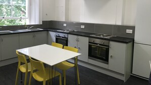Shared fridge, shared microwave - Leinster House - Hostel (London)