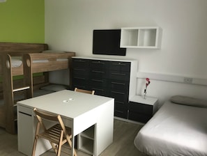 1 Bed in a Female Triple Room | Wi-Fi gratuito, lenzuola