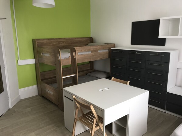 1 Bed in Male Triple Room | 무료 WiFi, 침대 시트