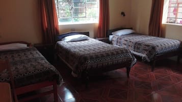 Triple Room | Desk, free WiFi, bed sheets