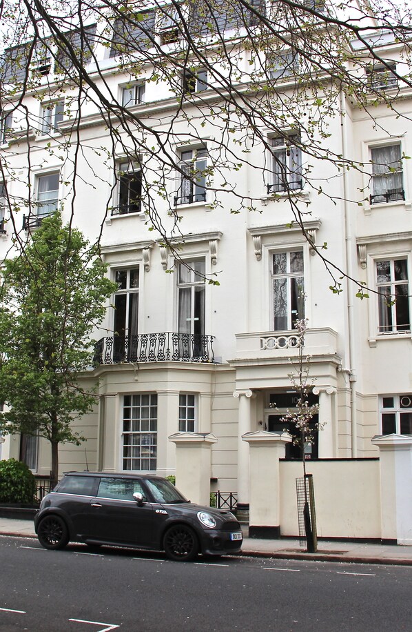 Front of property - Railton House - Hostel (London)