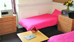 Standard Twin Room | Desk, free WiFi, bed sheets - Railton House - Hostel (London)