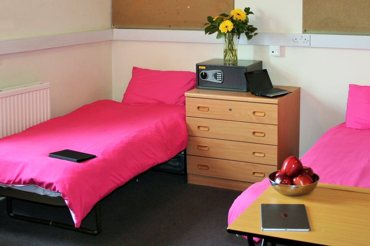 Standard Twin Room | Desk, WiFi (free), bed sheets